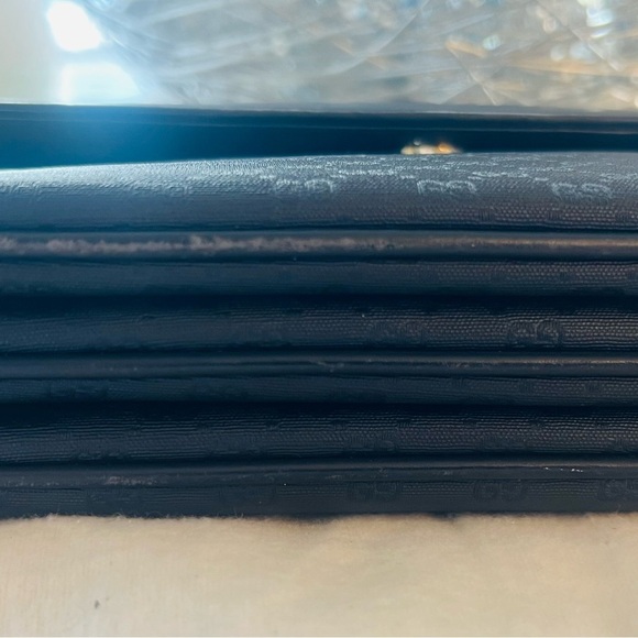 Gucci Black Embossed Shoulder Bag - Picture 3 of 11